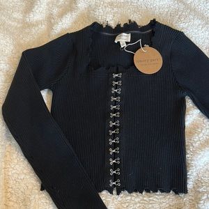 Thick and stretchy sweater with hooks! Edges are frayed and it is cropped